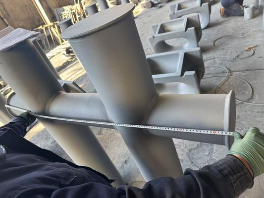 उच्च प्रदर्शन कस्टम कास्ट आयरन मोरिंग क्लीट्स बैलार्ड्स एकल / डबल / क्रॉस डॉक बोलार्ड्स